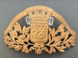 une image représentant un insigne de couleur dorée orné d'une couronne