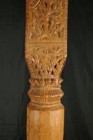 Deux colonnes en pin sculpté avec leur console à décor d'enr… (photo 3)