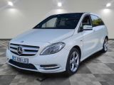 la classe b de la mercedes est garée sur un sol en damier