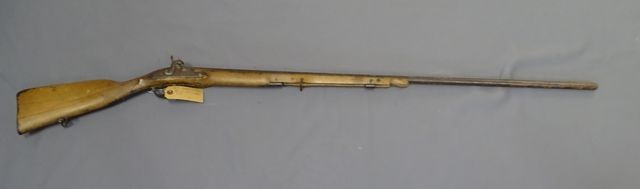 CAT D : Long fusil à silex modifié à percussion. Etat moyen à res...