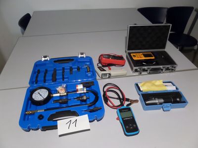 une mallette bleue contenant des outils et un ordinateur portable, posée sur une table