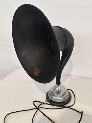 une lampe noire posée sur une table blanche