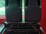 deux enceintes posées sur une table en verre