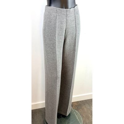 Le mannequin porte un costume gris et des chaussures noires.