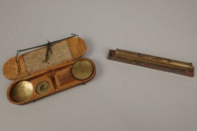 une petite boîte en bois contenant un objet en métal