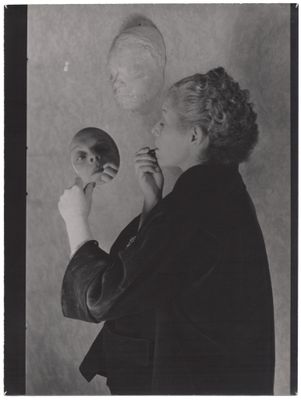 photographie en noir et blanc d'une femme tenant un miroir et regardant son reflet