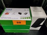 une boîte contenant un chargeur et un chargeur à l'intérieur