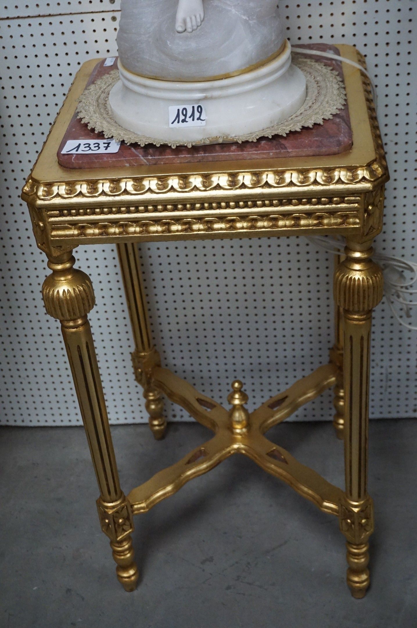 table d'appoint dorée de style français - plateau en marbre …