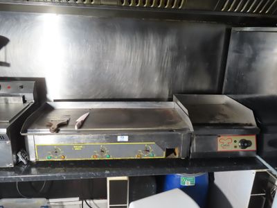 une cuisinière posée sur une étagère dans une cuisine