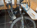 un vélo garé dans une pièce où se trouve un banc