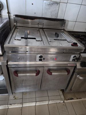 une cuisine équipée de deux cuisinières et d'un lave-vaisselle