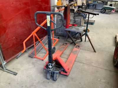 une photo d'un cariste dans un garage