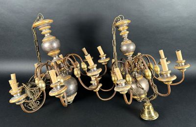 Une paire de lustres style Hollandais à huit bras de lumière…