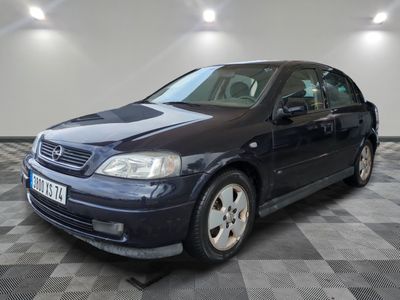 la photo d'une voiture garée dans un garage