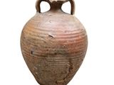 un vase brun avec une anse sur fond blanc