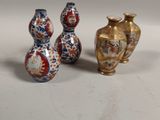 deux vases et un vase posés sur une table, sur fond blanc