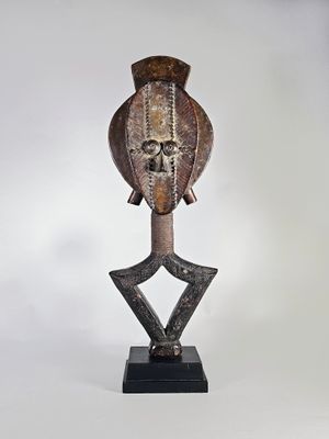 Gardien de reliquaire en bois et lamelles métalliques.