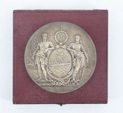 plaque représentant les armoiries de deux hommes et d'une femme sur un fond rouge