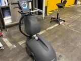l'image d'une machine installée dans un garage
