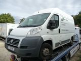une camionnette blanche à l'arrière d'un camion à plateau