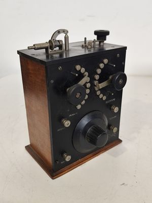 une radio à l'ancienne posée sur une table