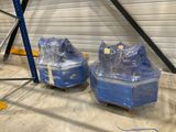 deux chaises emballées dans du plastique dans un entrepôt