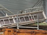 une benne à ordures qui contient beaucoup de déchets