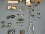 une boîte en bois remplie de bijoux variés posée sur une table