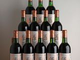 plusieurs bouteilles de vin posées sur une table en bois