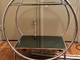 une photo d'une table en chrome et en verre
