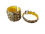 paire de bracelets manchette en peau de serpent jaune avec boucle dorée