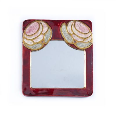 miroir rouge et or orné de deux roses sur fond blanc