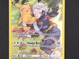 gros plan d'une carte pokemon sur une surface noire