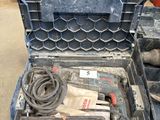 une boîte à outils avec des outils à l'intérieur sur le sol