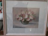 une photo d'une photo représentant des fleurs dans un vase posé sur une table
