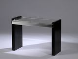 une photo d'une table en verre avec un piètement noir et un plateau en verre transparent