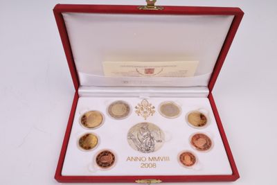 une image représentant une boîte rouge contenant une collection de pièces d'argent et d'or