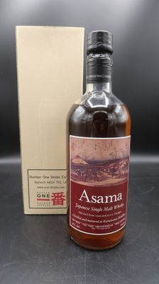 une bouteille de whisky japonais Asama à côté d'une boîte