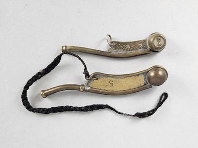 paire de tire-bouchons anciens en laiton plaqué, avec des manches en cuir