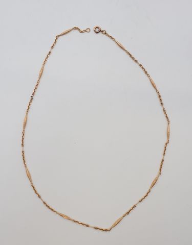Collier en or 18 carats 750 millièmes à décor de navettes alterné...