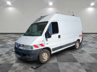une camionnette blanche garée dans une pièce
