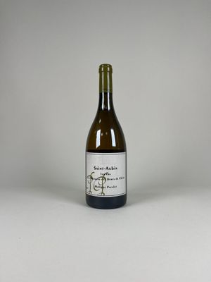 une bouteille de vin posée sur une table