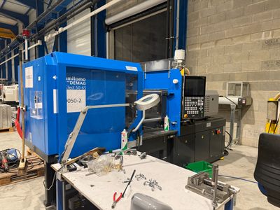 une machine bleue qui se trouve dans un bâtiment