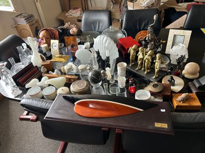 une table sur laquelle se trouvent de nombreux objets