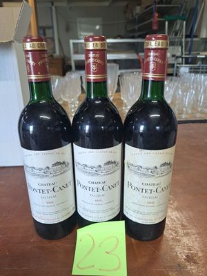 trois bouteilles de vin posées sur une table en bois