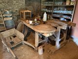 une table et des chaises en bois dans une pièce aux murs en briques