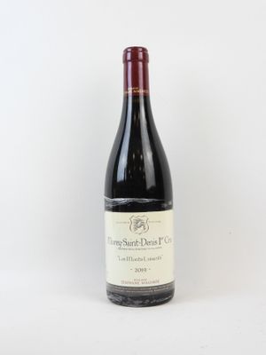 une bouteille de vin posée sur une table