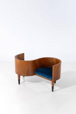 une photo d'un banc en bois sur lequel est posé un coussin bleu