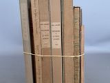 plusieurs livres sont empilés sur une table