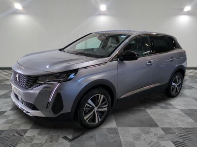 Le nouveau SUV Toyota C-HR est exposé dans un showroom